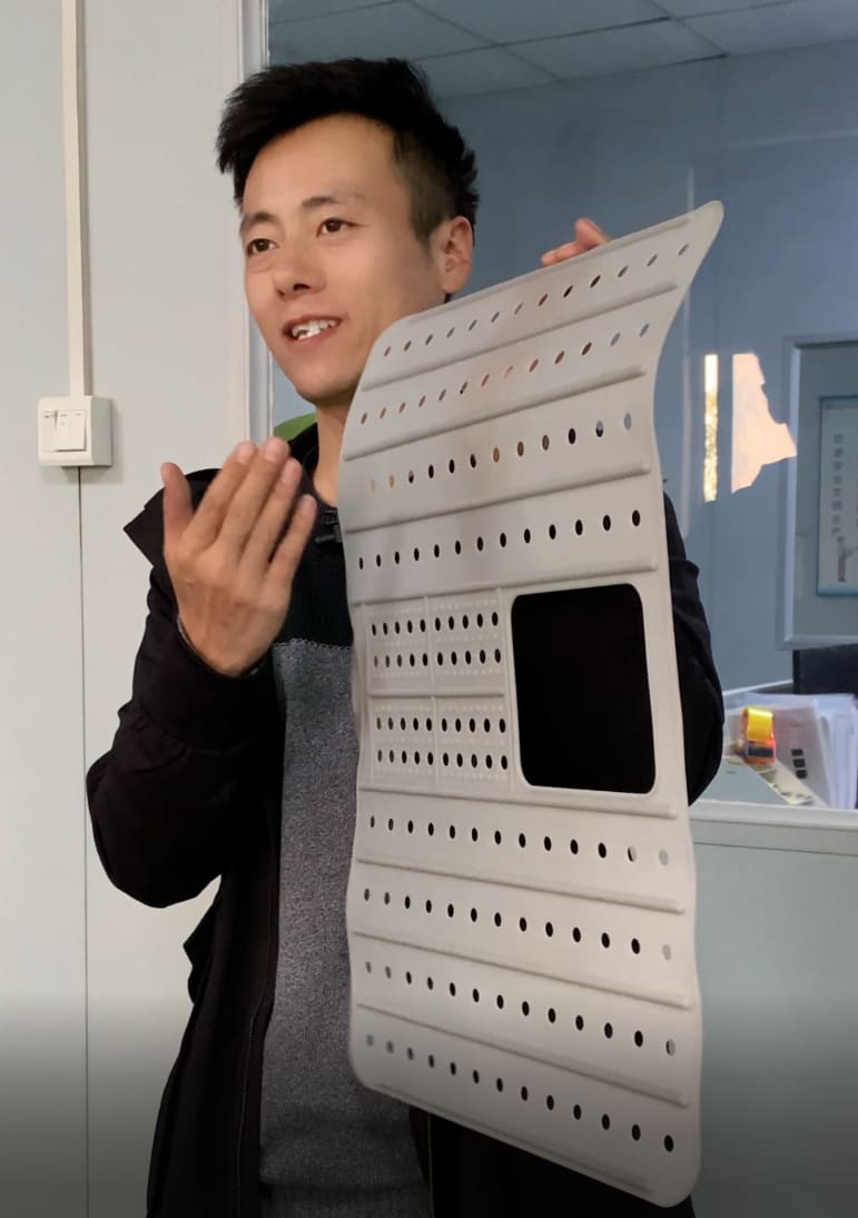 RUUIPON team member demonstrating flexible silicone mat product quality